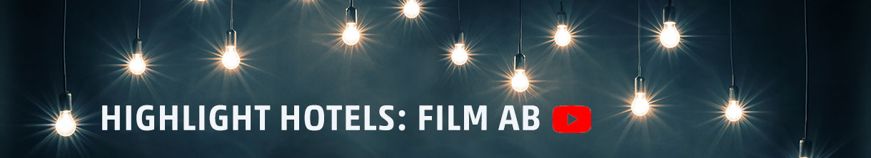 Glühbirnen auf dunkelblauem Hintergrund