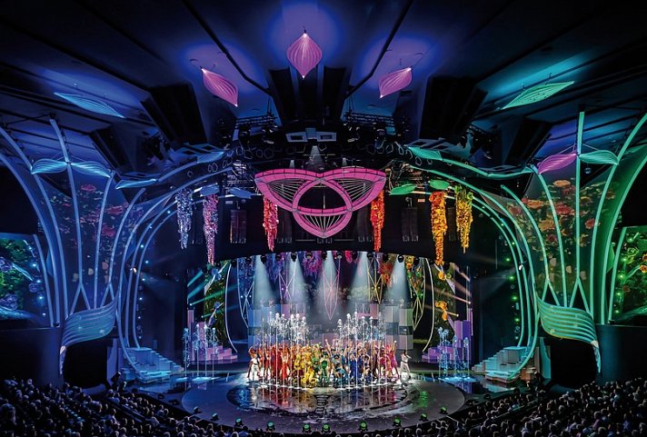 Friedrichstadt-Palast FALLING | IN LOVE Grand Show & Leonardo Hotel Berlin Mitte