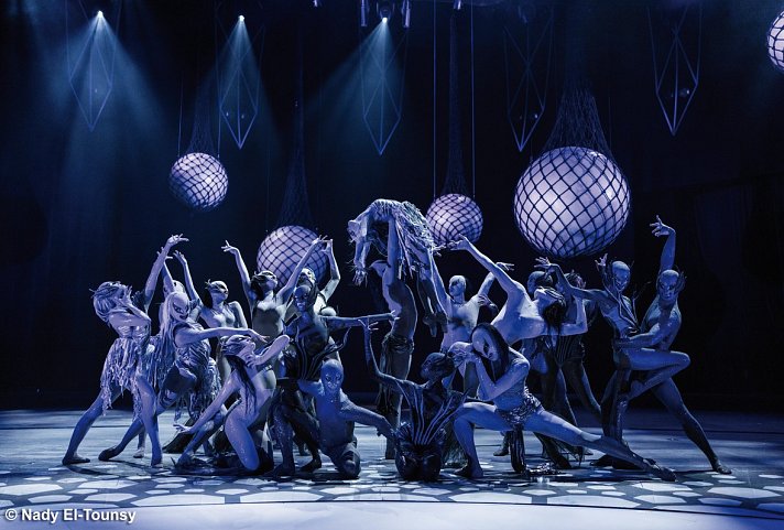 Friedrichstadt-Palast FALLING | IN LOVE Grand Show & Leonardo Hotel Berlin Mitte