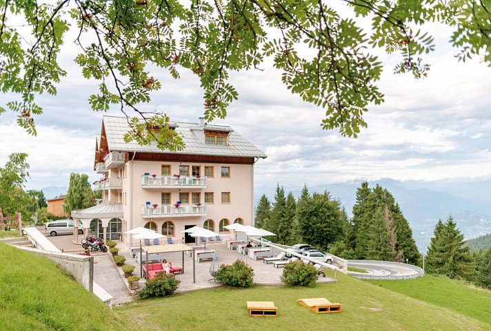 Hotel Norge - Hotelansicht mit Garten