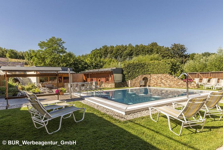 Santé Royale Hotel- und Gesundheitsresort Wolkenstein-Warmbad - Saunagarten in der Silber-Therme
