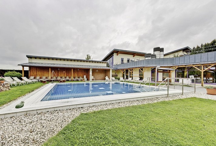 Santé Royale Hotel- und Gesundheitsresort Wolkenstein-Warmbad - Außenbecken der Silber-Therme