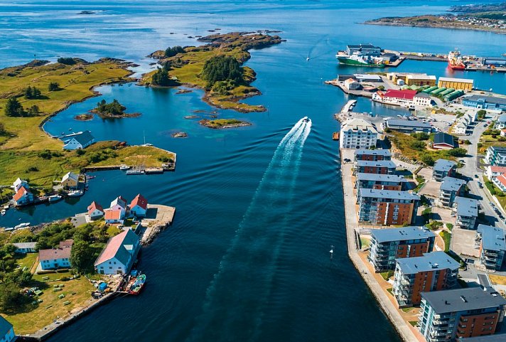 Kreuzfahrt Norwegen inkl. Parkplatz - Aerial view of Haugesund, Norwegen