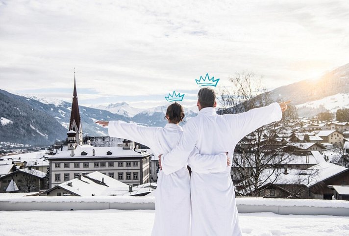 KOSIS Sports Lifestyle Hotel - Wintersaison - Paar im Bademantel draußen im Winter