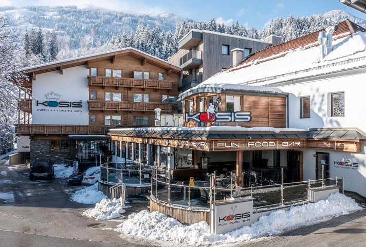 KOSIS Sports Lifestyle Hotel - Wintersaison - Außenansicht im Winter