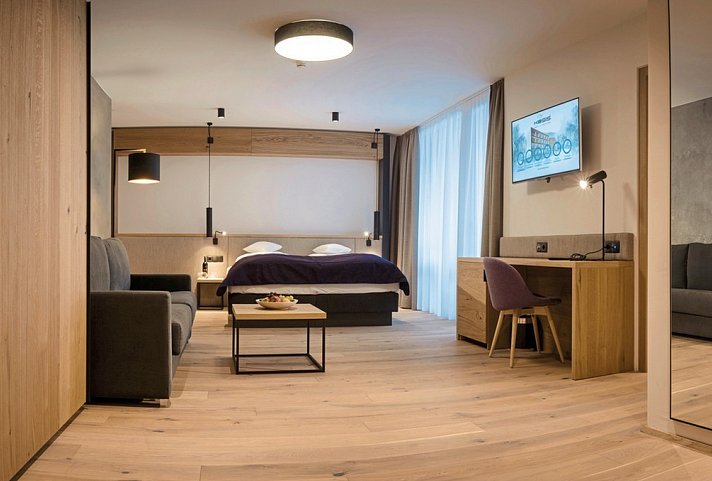 KOSIS Sports Lifestyle Hotel - Wintersaison - Wohnbeispiel Familienzimmer Kings & Queens (Zimmercodierungen DB9 & FB8)
