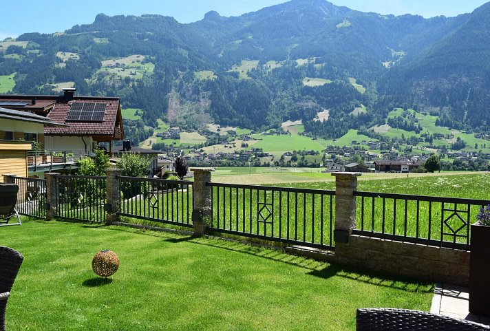 Hotel Alpina Hippach - Garten mit Panoramablick