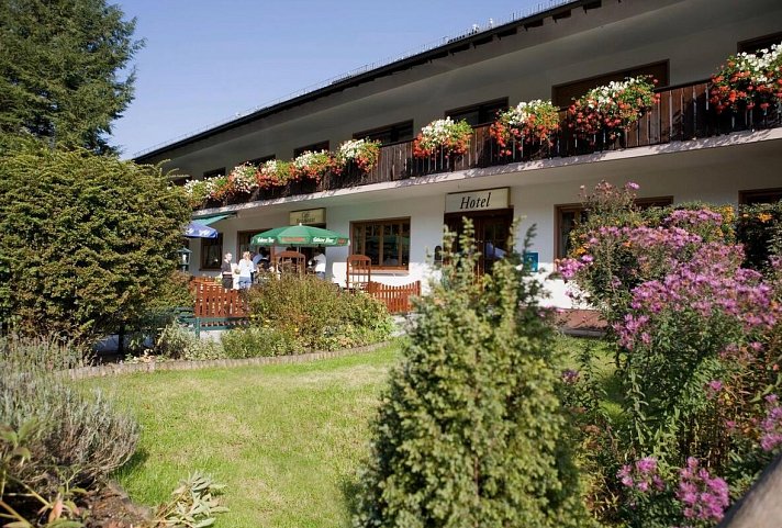 Landhotel Hochspessart - Außenansicht mit Garten