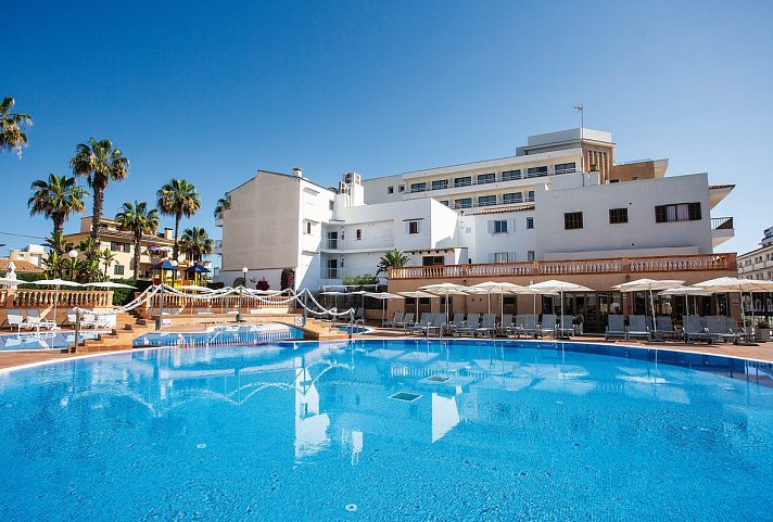 Mandelblüte Mallorca - Hotel BQ Ca'n Picafort - Außenansicht