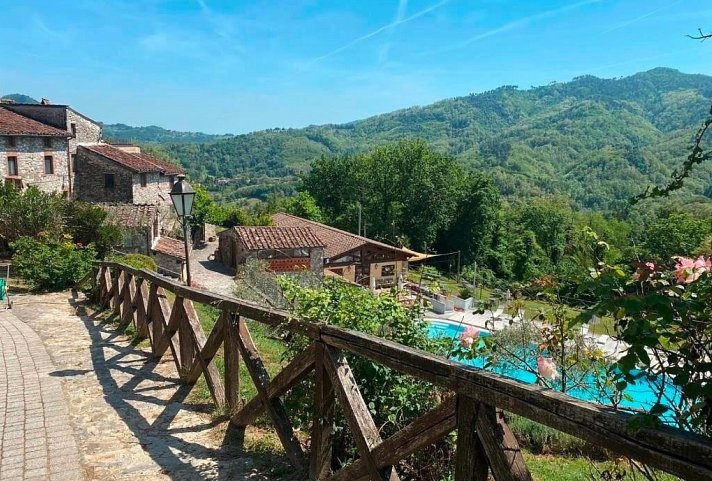 Borgo Giusto Tuscany - Außenansicht mit Pool und Blick in die Landschaft