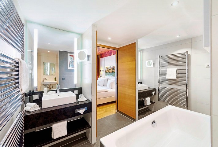 Weinhotel Hotel Kaisergarten Deidesheim - Wohnbeispiel Bad Doppelzimmer Standard