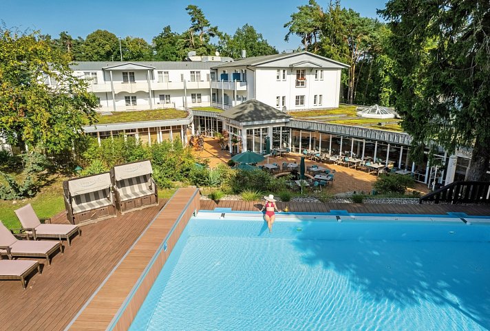 Ostseehotel Villen im Park - ein Rovell Hotel - Außenansicht mit Pool