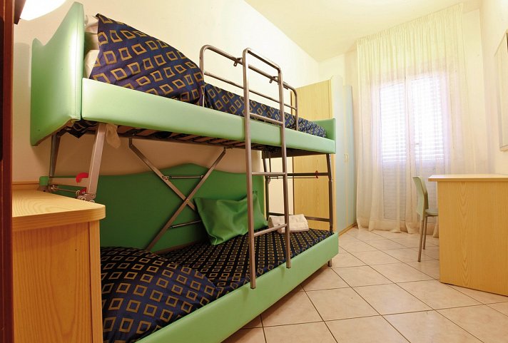 Grand Hotel Azzurra Club - Wohnbeispiel Doppelzimmer mit Etagenbett (Zimmercodierung DB9)