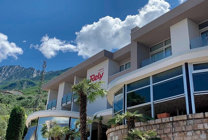Hotel Rely - Hotel Rely mit Bergpanorama