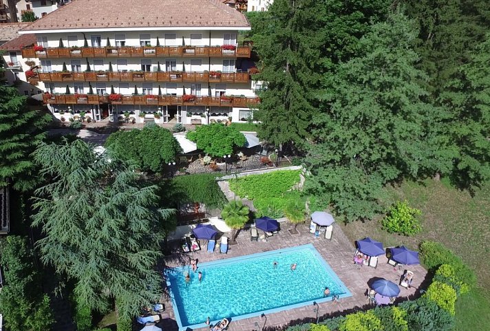 Hotel Miralago - Außenansicht mit Pool