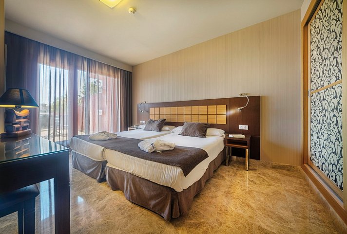 Holiday World Polynesia - Wohnbeispiel Juniorsuite seitlicher Meerblick (Zimmercodierung J1M)