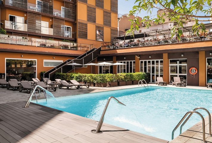 Katalonien Rundreise - Hotel Alegria Plaza Paris, Pool
