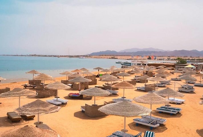 Flusskreuzfahrt 5-Sterne Komfortschiff - Eagles Paradise Abu Soma Resort, Strand