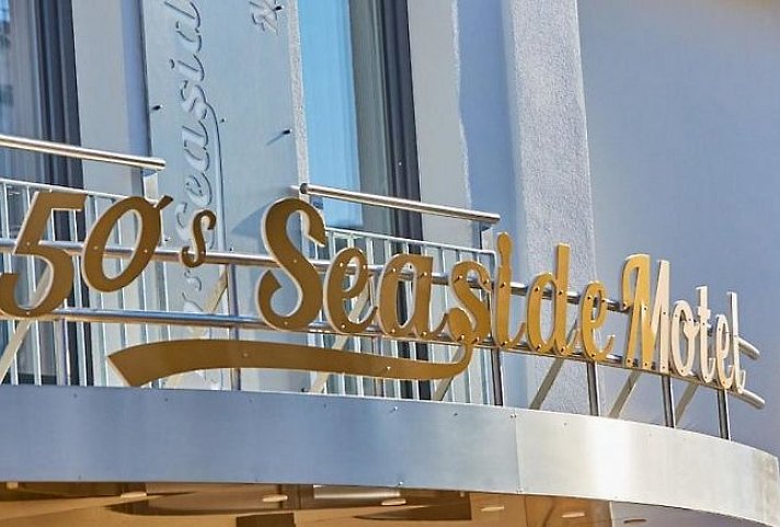BERNSTEIN 50'S SEASIDE MOTEL