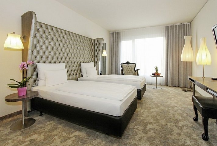 Arcotel John F