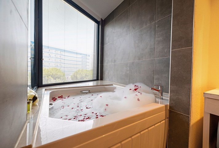 Granada Luxury Red - Wohnbeispiel Doppelzimmer seitl. Meerblick (Zimmercodierung DBN)