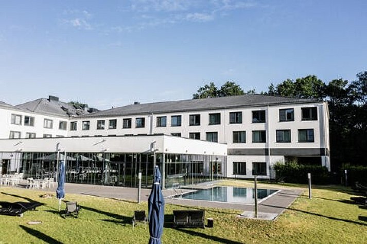 aja Bad Saarow - Außenansicht mit Pool