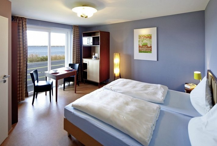 Hotel Helgoländer Klassik - Wohnbeispiel Doppelzimmer Seeseite (Zimmercodierungen DBM & D1M)