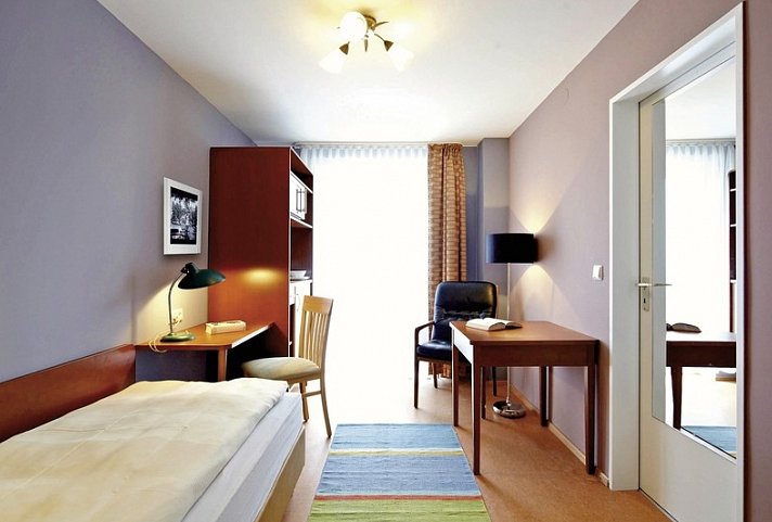 Hotel Helgoländer Klassik - Wohnbeispiel Einzelzimmer seitliche Seesicht (Zimmercodierungen EBN & EB1)