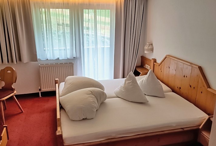 Alpenfriede - Wohnbeispiel Doppelzimmer Bergseite (Zimmercodierungen DB1 & EB1)