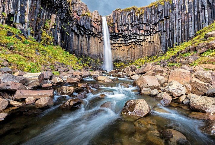 Island erleben - Gletscher, Vulkane und heiße Quellen - Svartifoss