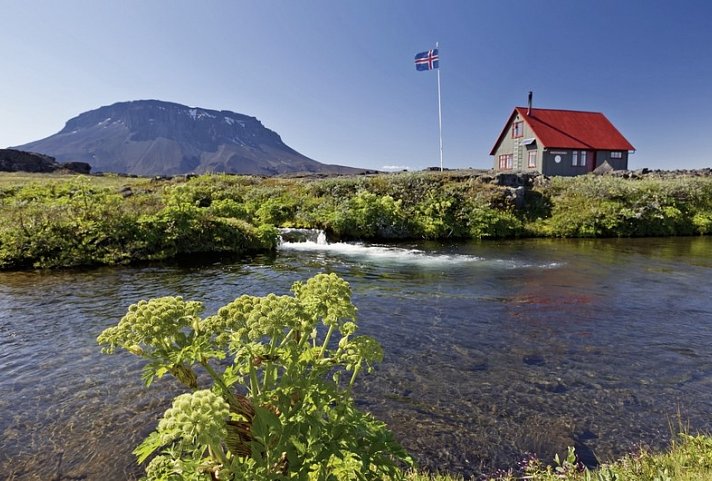 Panoramarundreise Island - Schutzhütte am Fuße des Tafelbergs Herdubreid