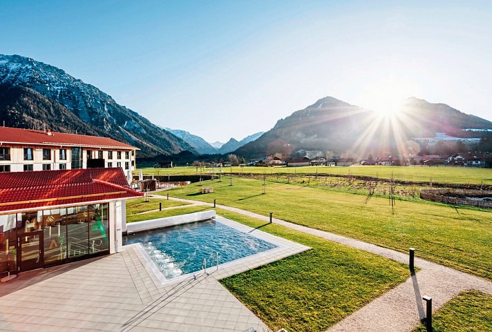 aja Ruhpolding - Außenansicht mit Pool