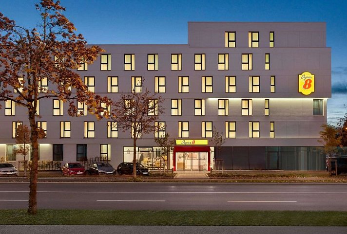 Super 8 by Wyndham Augsburg
