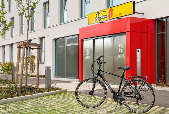 Super 8 by Wyndham Augsburg