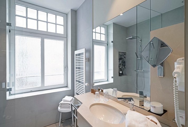 Ringhotel Strandblick - Beispiel Bad Doppelzimmer Meerseite (Zimmercodierungen DBC & D1C)