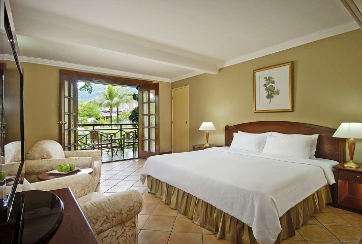 Berjaya Beau Vallon Bay Resort & Casino - Wohnbeispiel Deluxe Chalet (Zimmercodierungen UD1 & FD1)