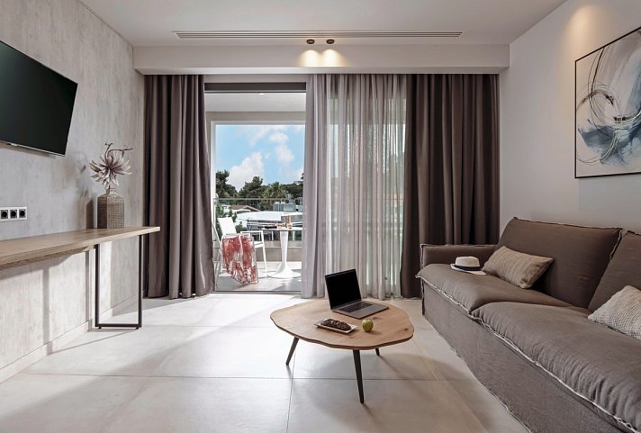 Lagomandra Beach Hotel