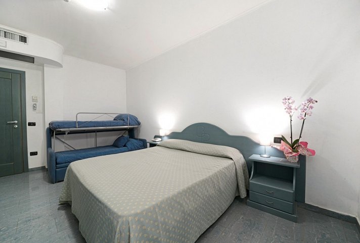 Futura Style Baia Tropea - Wohnbeispiel Doppelzimmer Bergblick/Poolblick (Zimmercodierungen D1P & D2B)
