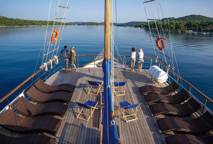 Kreuzfahrt Highlights Norddalmatiens - Schiffsdeck Segelboot