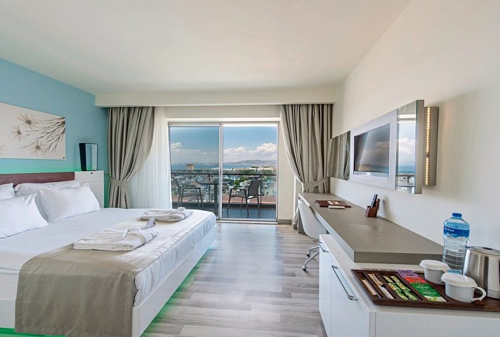 Flora Garden Ephesus - Wohnbeispiel Familienzimmer seitl. Meerblick (Zimmercodierung FBN)