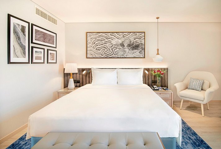 Radisson Blu Hotel & Resort Abu Dhabi Corniche - Wohnbeispiel Premium Room Sea View (Zimmercodierungen DMM & UP2)