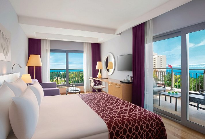 Akra V - Wohnbeispiel Suite Casual Meerblick mit Balkon (Zimmercodierung WBM)