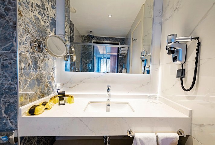 Granada Luxury Red - Wohnbeispiel Doppelzimmer seitl. Meerblick (Zimmercodierung DBN)