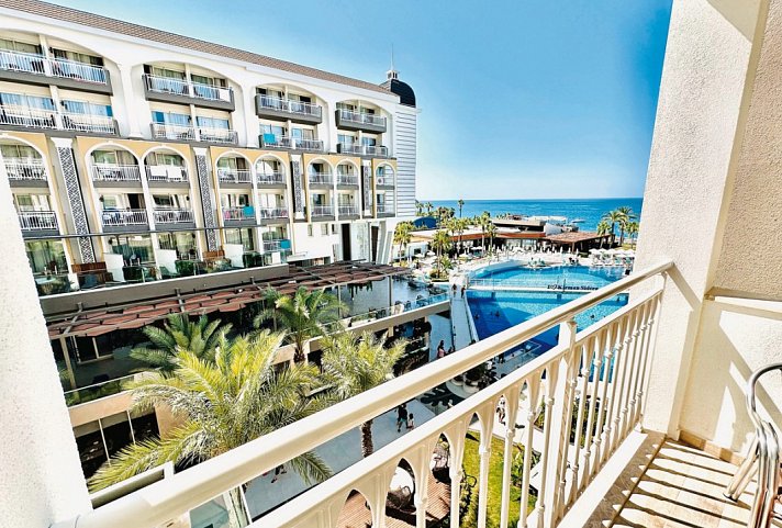 Sidera Kirman Premium - Beispiel Balkon Doppelzimmer seitl. Meerblick (Zimmercodierungen DBN & DCN)