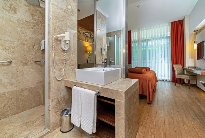 Commodore Elite Suite & Spa
