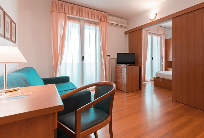 Loano 2 Village - Wohnbeispiel Klassisches Zimmer (Zimmercodierung DB2)