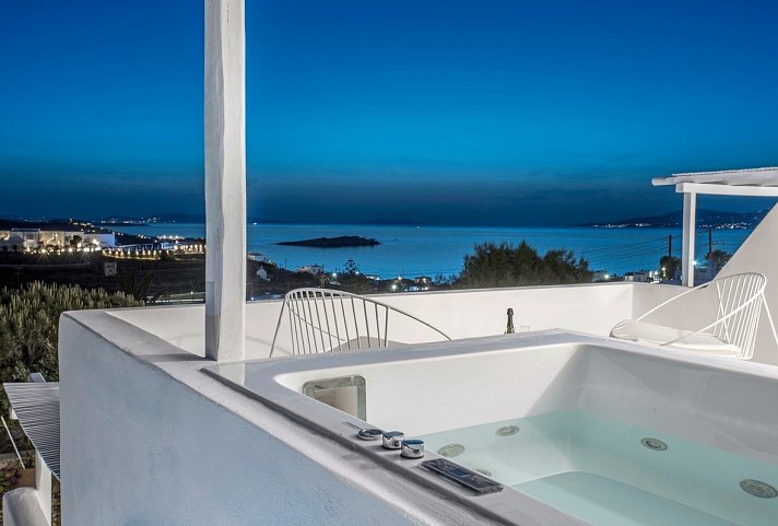 Ostraco Suites - Wohnbeispiel Deluxe Zimmer mit Meerblick und Außen-Jacuzzi (Zimmercodierung DDM)
