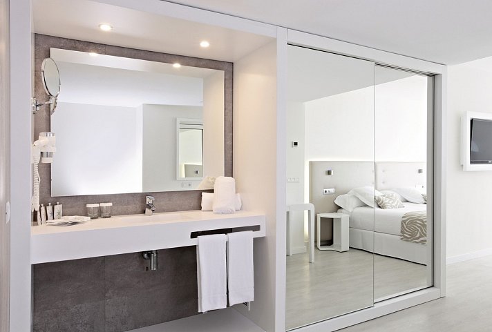 Iberostar Waves Cala Millor - Wohnbeispiel Doppelzimmer (Zimmercodierungen DB1, DB2, D1N, D2N, D1G, D2G, D3G, D4G, D1M, D2M, D5M, D6M, DS1 & DS2)