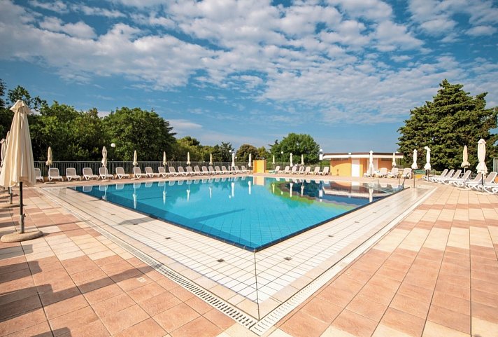 Arena Hotel Holiday