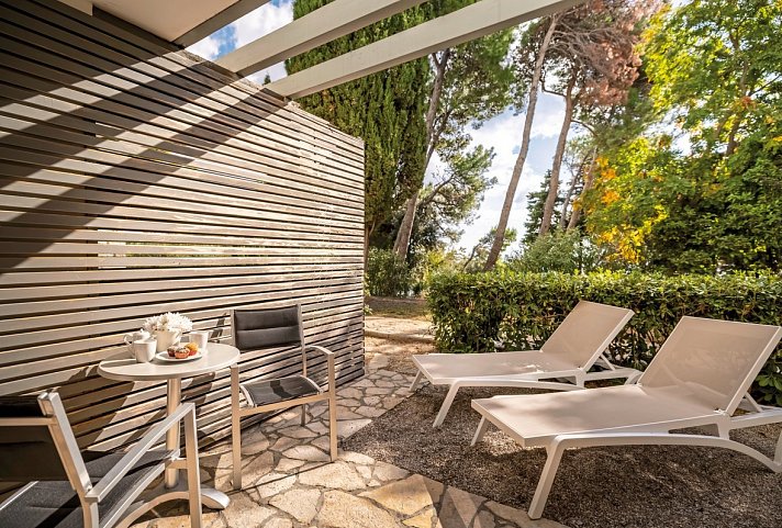 Valamar Sanfior Hotel & Casa - Beispiel Terrasse Zimmer für 2 Meerseite (Zimmercodierung DBC)